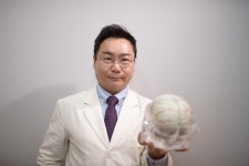 율당알콜성치매한방생활연구소 | [건강 칼럼] 치매 치료, 단순 건망증과 다른 변화 잦다면 시기 놓치지 말아야