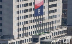 용산, 봉황기 내렸다..대통령실, 尹파면에 침묵