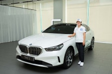 홀인원 상픔으로 BMW ‘뉴 5시리즈’ 받은 이승연 선수