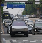 국내 첫 등장 사이버트럭에 강남이 발칵…합성 아니냐