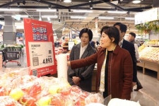 [포토뉴스] 송미령 농림축산식품부 장관, 홈플러스 메가푸드마켓 강서점 방문