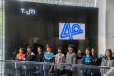 SKT, 창사 40년 맞아 AI 꿈나무 염창중 학생 26명 티움(T.um) 초대