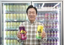 CU, 과일 2개 넣은 생더블 하이볼 출시...유명 배우 김응수 모델 발탁