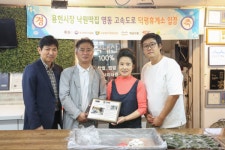 홈앤쇼핑, 이재명 대통령 방문 낙원떡집에 감사패 전달