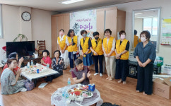아파트 곳곳 어르신 공경의 물결… 식사 나누고 효 다과회 열고