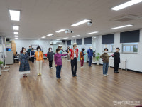 이웃과 손잡고 포크댄스, 곳곳에 꽃동산…눈과 몸이 즐겁다