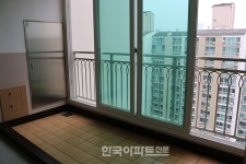 아파트 발코니 벽 철거한 아래층 상대로 소송 가능할까 [김형철의 아파트 법률상담]