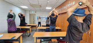 만성적 신체질환 예방 기대 통영 도남주공아파트 직원들 체조 강습