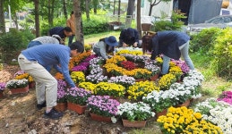 경남도, 김해구산주공1단지서 입주민과 꽃 심기 행사