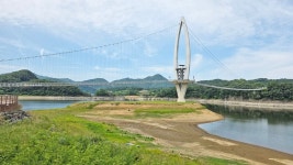 짜릿한 출렁다리 아래 파노라마 생태공원 만끽