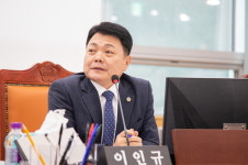 [경기도의회] 이인규 의원, 기존학교 태양광 발전 시설 제안