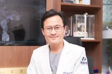 중년 여성에게도 자주 발생하는 팔꿈치통증, 원인별 치료 필요