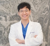 어깨 통증 원인 오십견, 비수술 치료로 개선 가능해