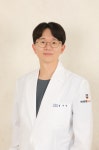허리와 다리에 통증이 심하다면 허리디스크, 척추관 협착증 의심해봐야