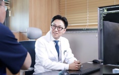 퇴행성 관절염에 의한 무릎통증, 체계적인 비수술치료로 개선할 수 있어