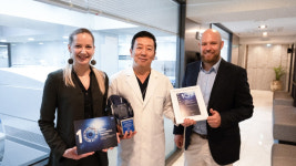 압구정안과의원, 스마일라식 및 스마일프로 1,000만 안 달성 인증패 수여...독일 ZEISS 본사 대표단 방문