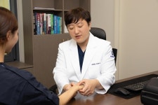 지속되는 손목통증, 손목터널 증후군이 원인일 수 있어… 초기 적극적인 치료가 중요해