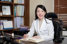 약을 바르고 치료받아도 소용없던 여자 정수리 탈모, 근본부터 개선하는 치료법은