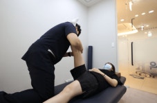 다리 뒤쪽이 당기고 찌릿…좌골신경통, 척추가 보내는 위험 신호일 수도