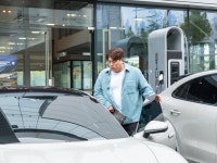 포르쉐 공식 딜러 아우토슈타트, 류현진 승리 매칭 기부금 전달