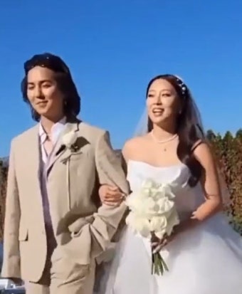 송민호, 여동생 美 결혼식 참석…대체 복무 중인데 장발?