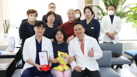 휘림한방병원, 갑상선암 완치 환자 위한 핸드프린팅 축하패 전달 이벤트 진행