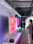 프리즈 이어 홍콩 아트페어까지…미디어아트 캔버스는 LG 올레드 TV