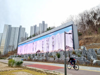 [포토] 안산 동산로 가짜폭포 앞 지나는 자전거 라이더