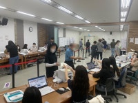 [사전투표] 인천 부평4동 사전투표소···순조롭게 진행