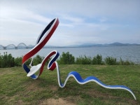 [포토] 흐린 날, 평택호 관광단지 지키는 휘모리 조형물
