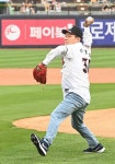 KT 위즈-한화 이글스 경기서 시구하는 이재준 수원시장