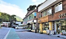 [사진으로 봤다] 휴일 관광객 북적...이천도자기축제 열리는 사기막골 도예촌