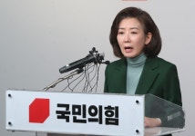 나경원 前 의원 전대 불출마 선언…솔로몬재판서 진짜 엄마 심정으로