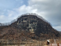 용암 분출로 만들어진 한탄강 옆 우뚝 좌상바위
