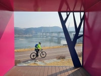 포토존 속으로 들어온 강천보와 라이더