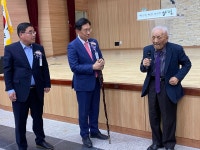 인사말 하는 102세 된 전 양평군 옥천면장 정원영 옹