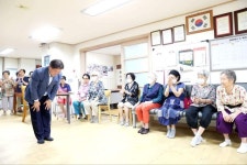 무더위에 안녕하신지요? 경로당 어르신에게 인사하는 박승원 광명시장