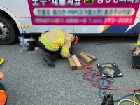 보행자 우회전하던 시내버스에 깔려...40대 여성 중상