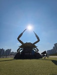 태양 잡고 있는 소래포구 꽃게 조형물