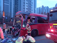 고양 도내동 사거리서 쿠팡 셔틀버스와 덤프트럭 추돌사고...9명 부상