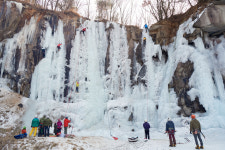 [사진으로 봤다] 양주 가래비빙벽장 즐기는 클라이머