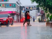 호우 속 동두천 양키시장 우산 쓴 시민