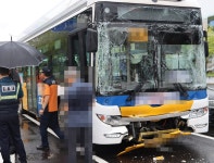 일산서구 대화역사거리 인근서 버스 간 추돌사고...운전자·승객 17명 부상