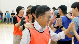 청년봉사단과 화합 위한 게임에 참가한 김동연 지사