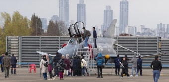 수원공군기지 70주년 개방행사서 시민과 함께하는 F-4 팬텀기
