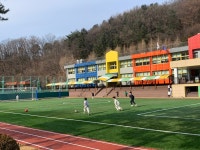 즐거운 운동시간 마음껏 뛰어노는 초등학교 어린이들