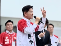 수원 지동시장 찾은 김문수 시장대통령·경제대통령 되겠다