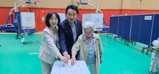 백영현 포천시장, 신북문화체육센터서 가족과 함께 사전투표