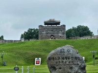 수원화성 동북공심돈 지나는 연인들