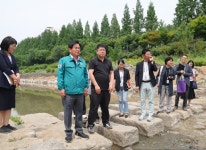 [포토] 박강수 마포구청장, 우기 대비 월드컵천 정비 공사현장 환경점검